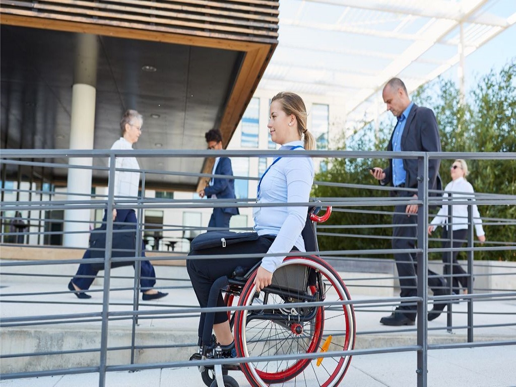 Mujer en silla de ruedas 