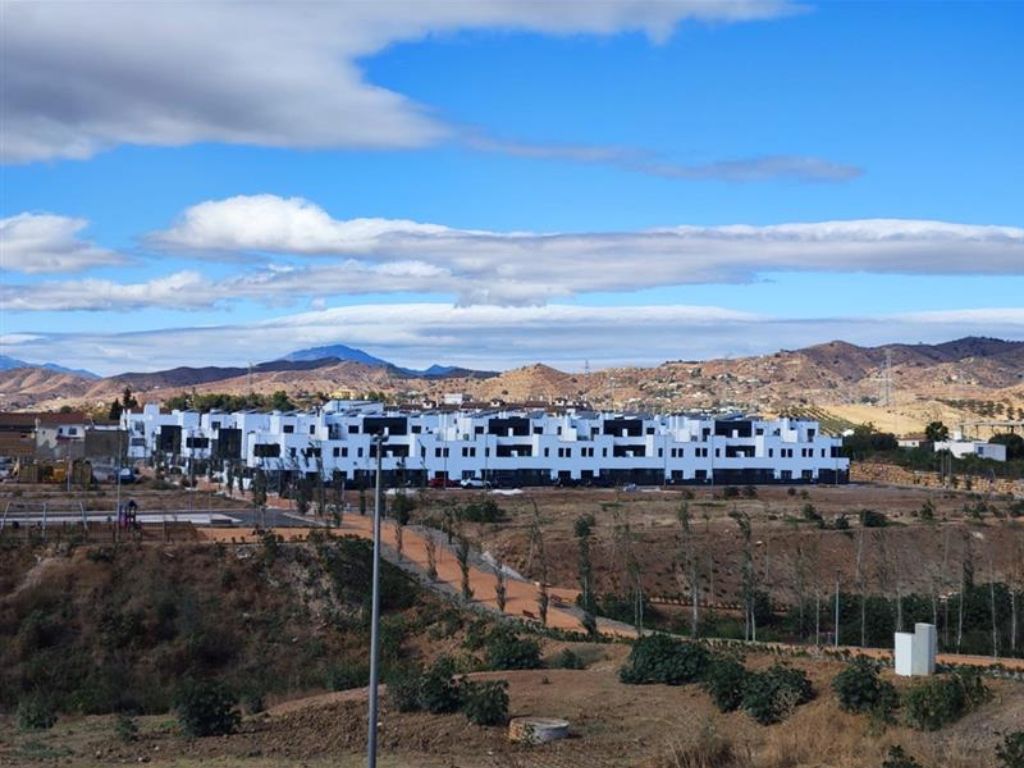 Promoción Laguna Park, El Sexmo (Cártama). Conjunto de 40 viviendas unifamiliares adosadas, cada una equipada con instalación fotovoltaica basada en cuatro microinversores Enphase Energy bajo arquitectura distribuida en corriente alterna